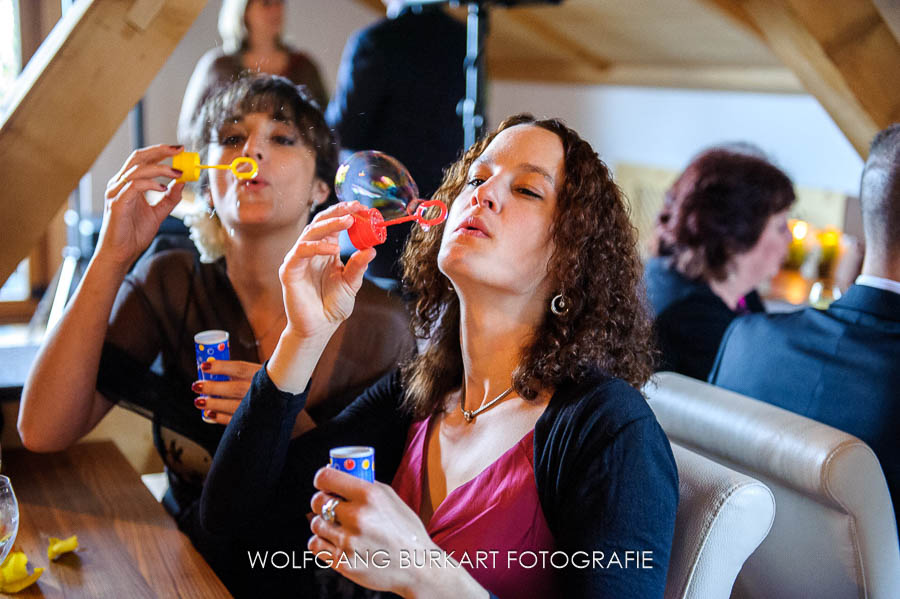 Hochzeitsfotograf Oberbayern, Hochzeitsgäste mit Seifenblasen