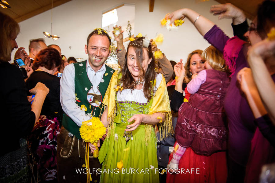 Hochzeits-Foto-Reportage München, Einzug des Brautpaars in den Festsaal, wird mit Blüten beworfen