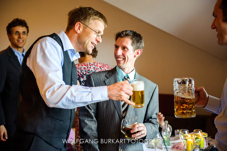 Hochzeitsfotograf Bad Tölz , Hochzeitsgesellschaft mit Bier