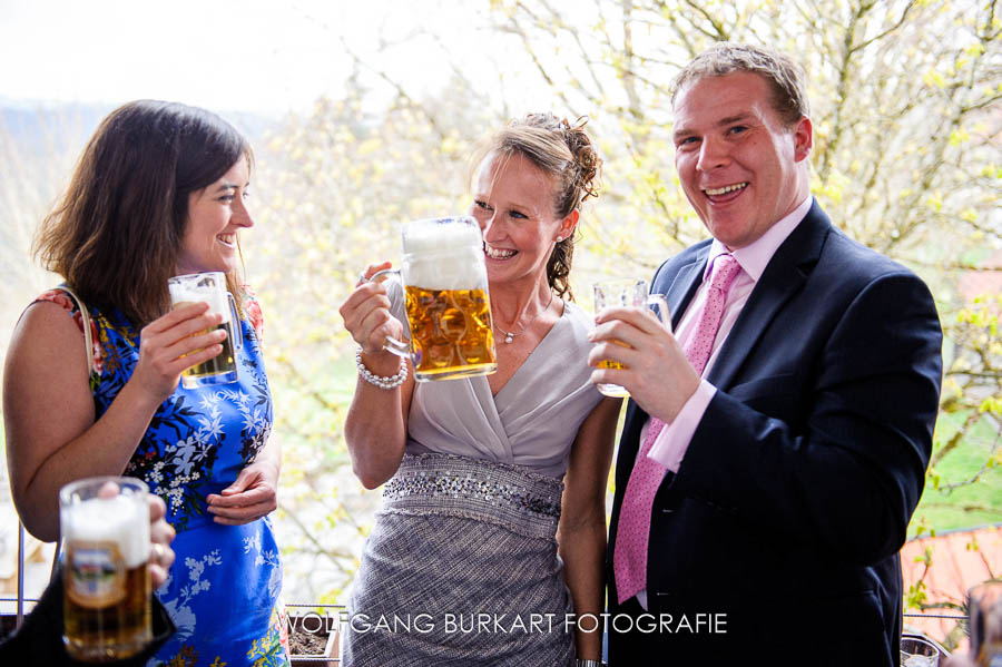 Hochzeitsfotograf Bad Tölz , lustige Hochzeitsgäste mit Masskrug