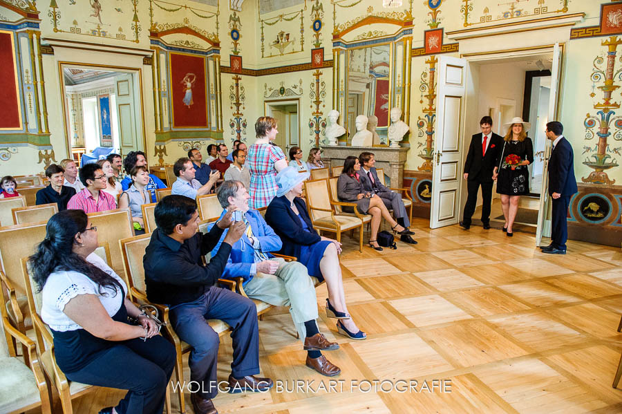 Hochzeitsreportage München, Brautpaar zieht in den Trausaal von Schloss Ismaning