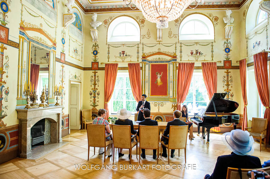 Hochzeitsreportage Ismaning, Brautpaar im Trausaal von Schloss Ismaning