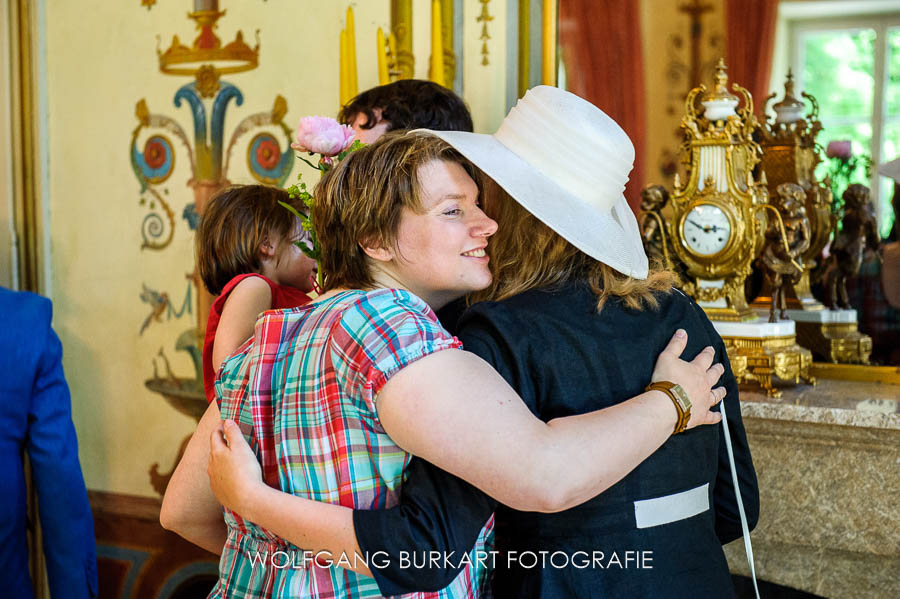 Hochzeit Fotograf Garching, Brautpaar nach der Trauung im Schloss Ismaning