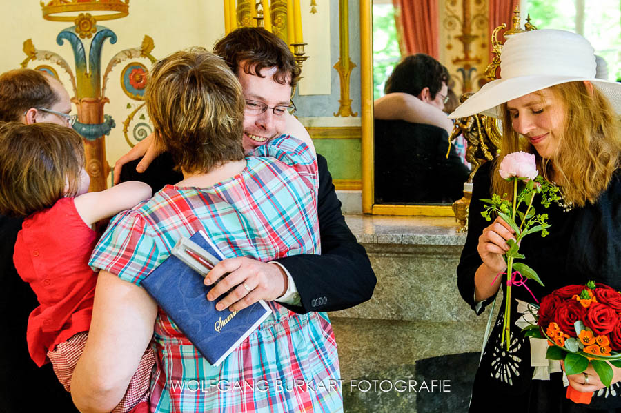 Hochzeit Fotograf Ismaning, Gratulation nach der Trauung im Schloss