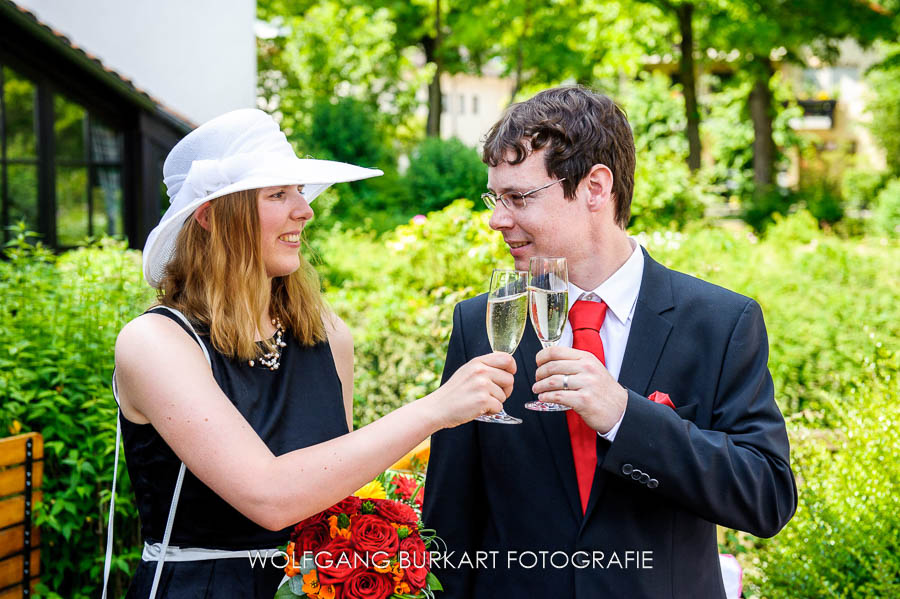Hochzeitsfotograf Ismaning, Brautpaar beim Sektempfang