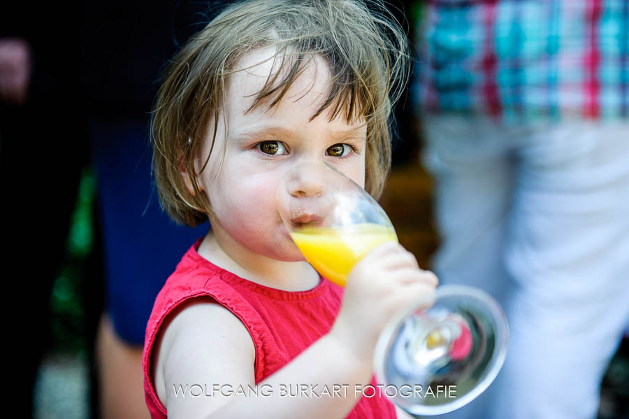 Hochzeit Foto-Reportage Ismaning, Kind mit Orangensaft beim Sektempfang