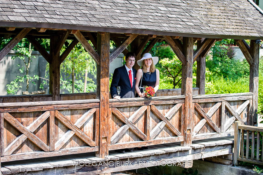Hochzeit Foto-Reportage Ismaning, Hochzeitsfoto mit Sekt auf der Brücke