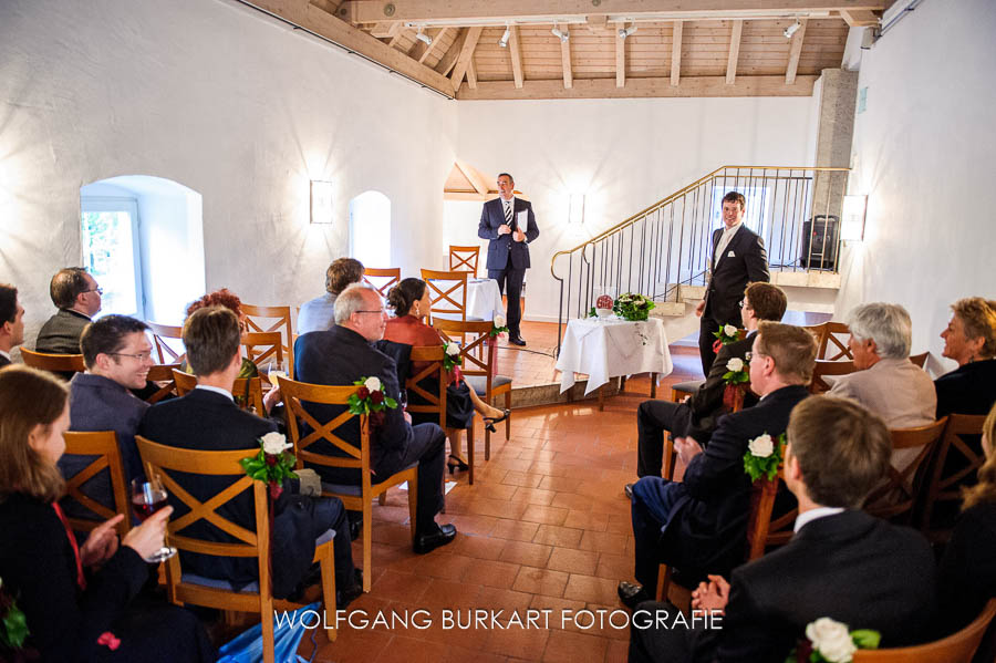 Hochzeit Foto-Reportage München, Bräutigam wartet auf die Braut