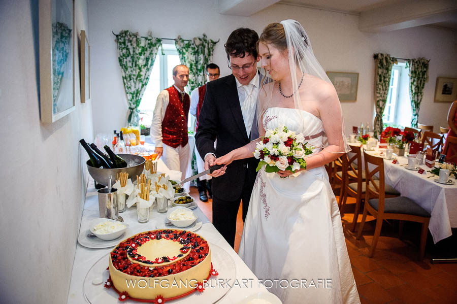 Hochzeitsfotograf Obermenzing, Brautpaar beim Anschneiden der Hochzeitstorte