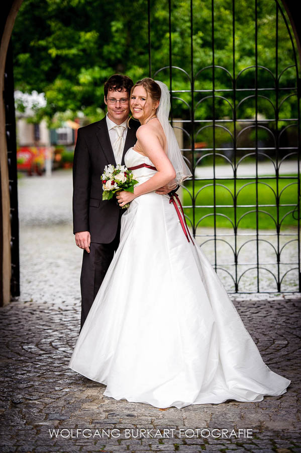 Hochzeitsfotograf Pasing, Brautpaarfoto im Torbogen