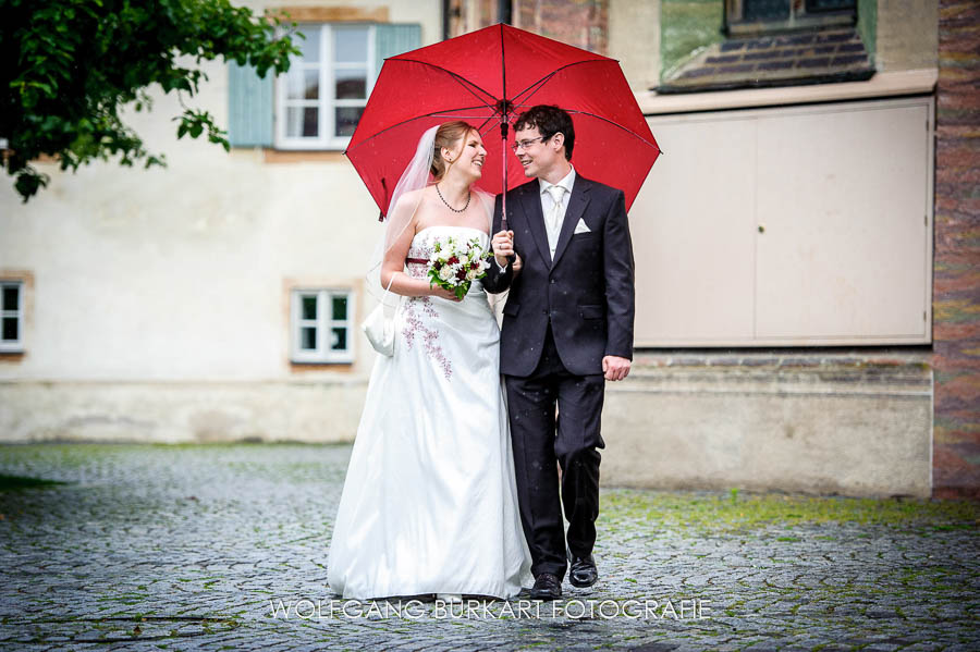 Hochzeitsfotograf München, Hochzeitsfoto Brautpaar mit Regenschirm