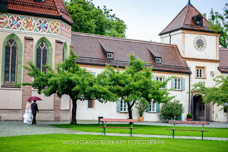 Hochzeitsfotograf München Pasing, Brautpaar mit Regenschirm in Schloss Blutenburg
