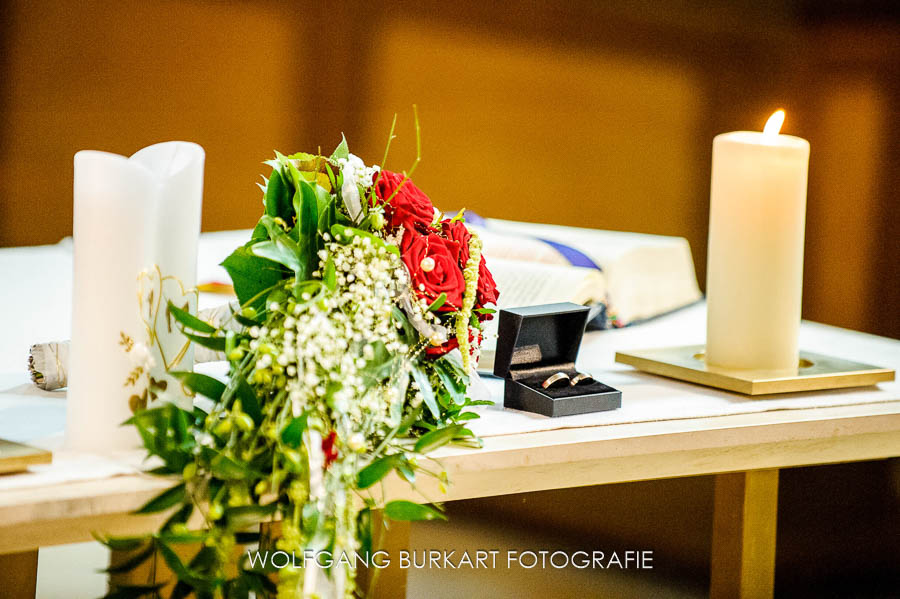 Hochzeitsfoto Tegernsee, Detail Brautstrauss Ringe und Hochzeitskerze