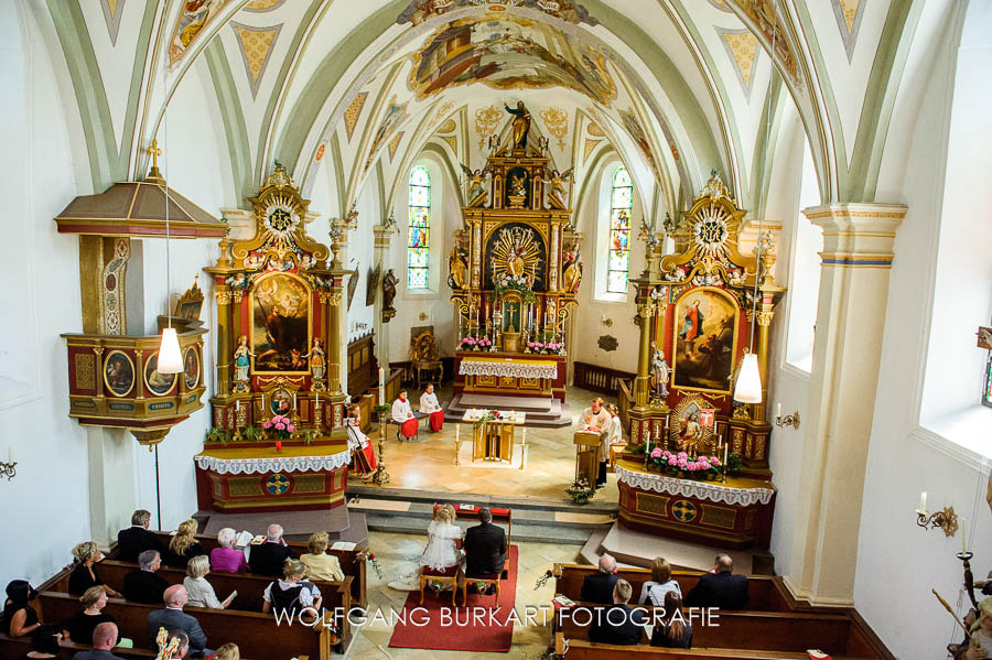 Hochzeitsfotos Tegernsee, Kirche von oben bei der Trauung