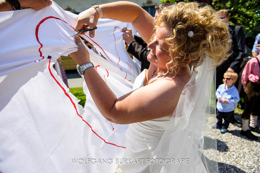 Hochzeitsfotografie Warngau, Herz aus Bettlaken ausschneiden