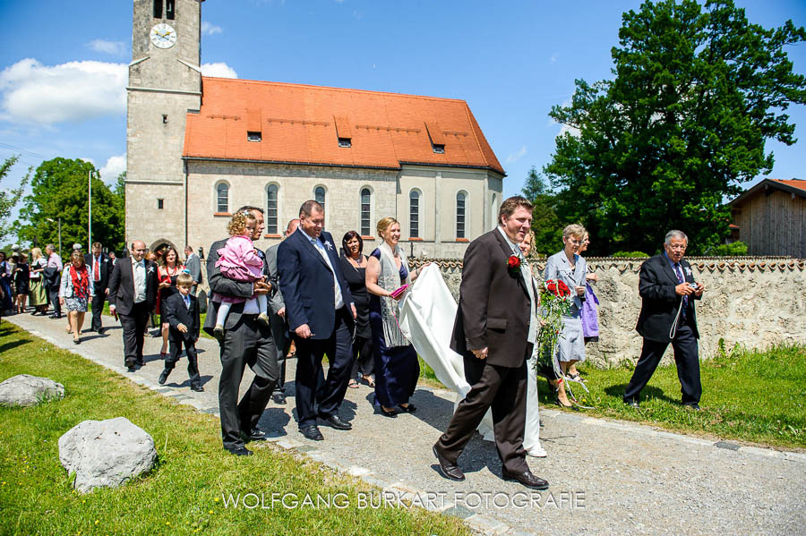 Fotograf Warngau, Auszug des Brautpaars aus der Kirche bei einer Hochzeit