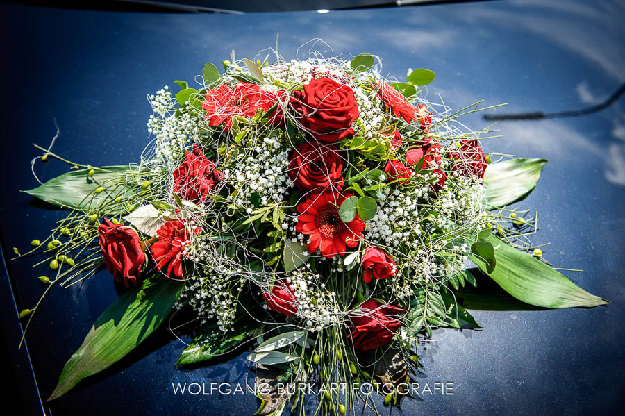 Fotograf Rottach-Egern , Blumenschmuck auf dem Brautauto bei einer Hochzeit