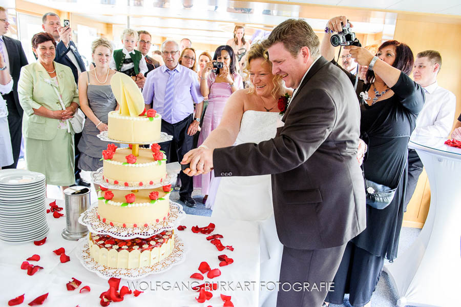 Foto-Reportage Rottach-Egern, Brautpaar schneidet die Hochzeitstorte an