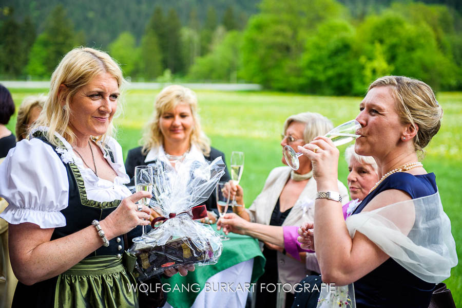 Hochzeitsfotograf Tegernsee, Hochzeitsgesellschaft beim Sektempfang