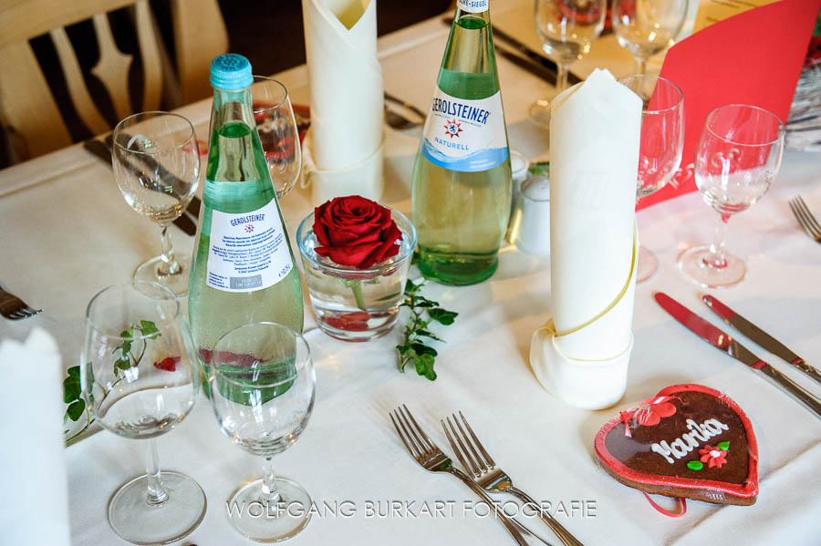 Hochzeitsfotograf Tegernsee, Brautpaarfoto, Tischdeko mit Lebkuchenherzen und Rosen