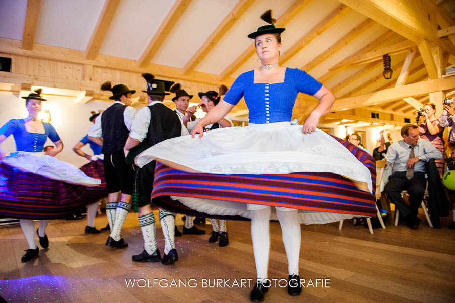 Hochzeitsfotograf Tegernsee, Trachtenverein macht eine Einlage auf der Hochzeit