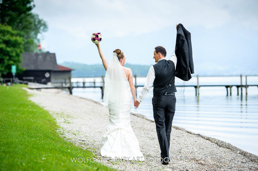 Hochzeitsfotografie Chiemsee, Brautpaar-Fotos am Ufer