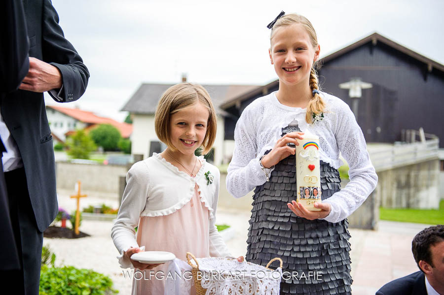 Hochzeitsfotografie Chiemsee, Kinder mit Ringkissen und Hochzeitskerze