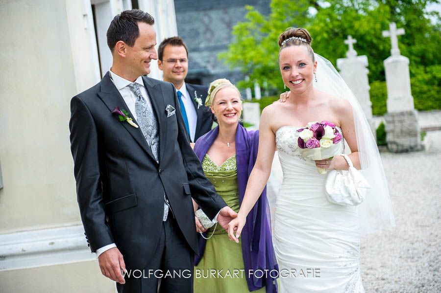Hochzeitsfotografie Chiemsee, Brautpaar vor der Kirche