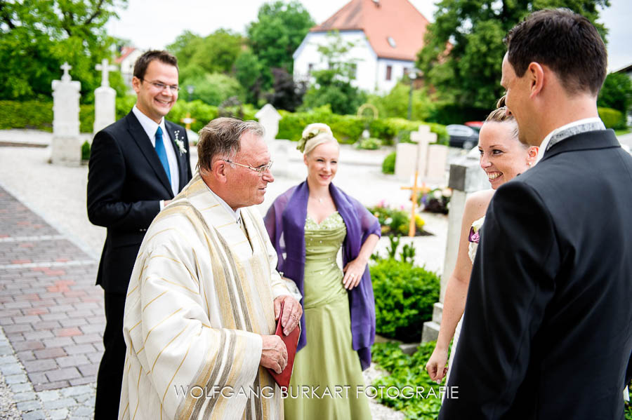 Hochzeitsfotografie Chiemsee, Brautpaar mit Pfarrer