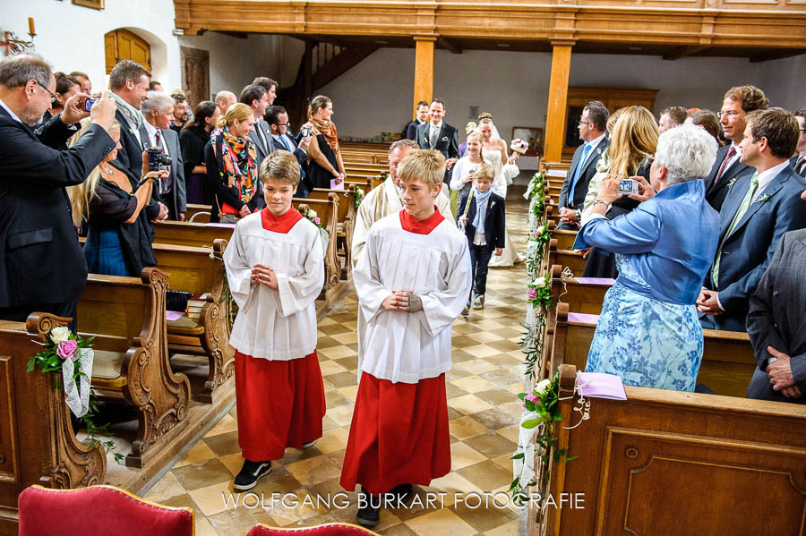 Hochzeit Fotograf Chiemsee, Einzug Brautpaar vor der Trauung