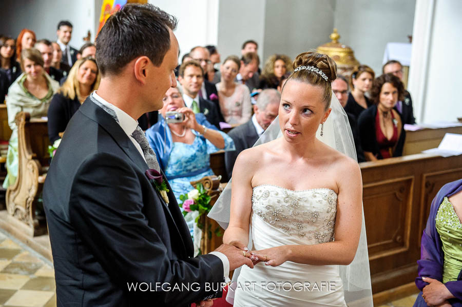Hochzeit Fotograf Chiemsee, Ringtausch Brautpaar bei der Trauung