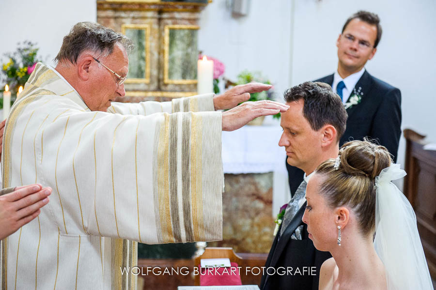 Hochzeit Fotograf Chiemsee, Segnung Brautpaar bei der Trauung