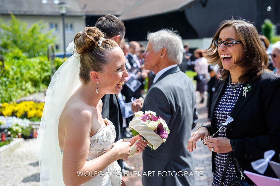 guter Hochzeitsfotograf Chiemsee, lachende Braut bei Gratulation