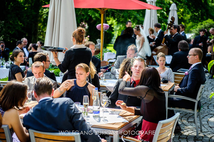 guter Hochzeitsfotograf Chiemsee, Kaffeetrinken auf der Hochzeit