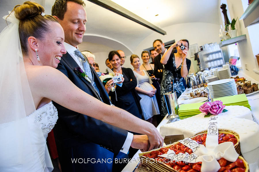 Hochzeits-Fotograf München, Anschneiden der Hochzeitstorte