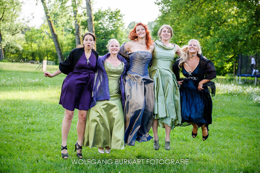 Hochzeitsreportage München, hüpfende junge Frauen , Gruppenbild