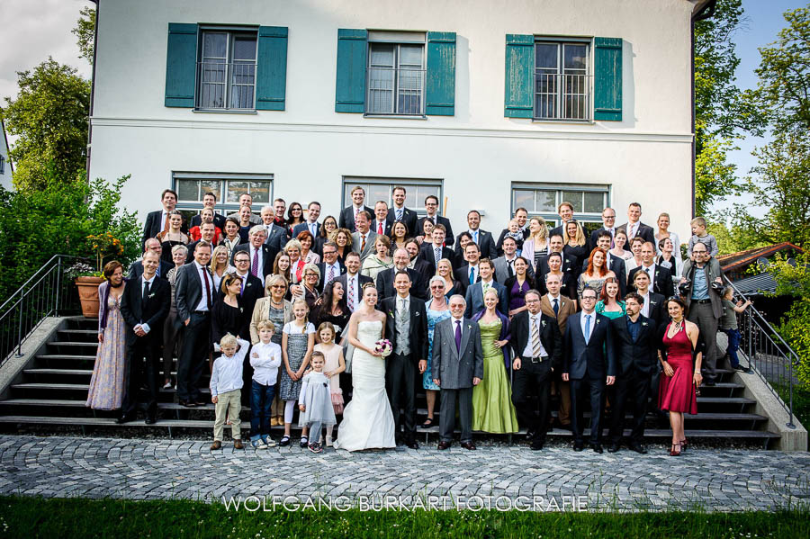 Hochzeitsfotograf aus München, Gruppenfoto auf der Treppe vor dem Festsaal