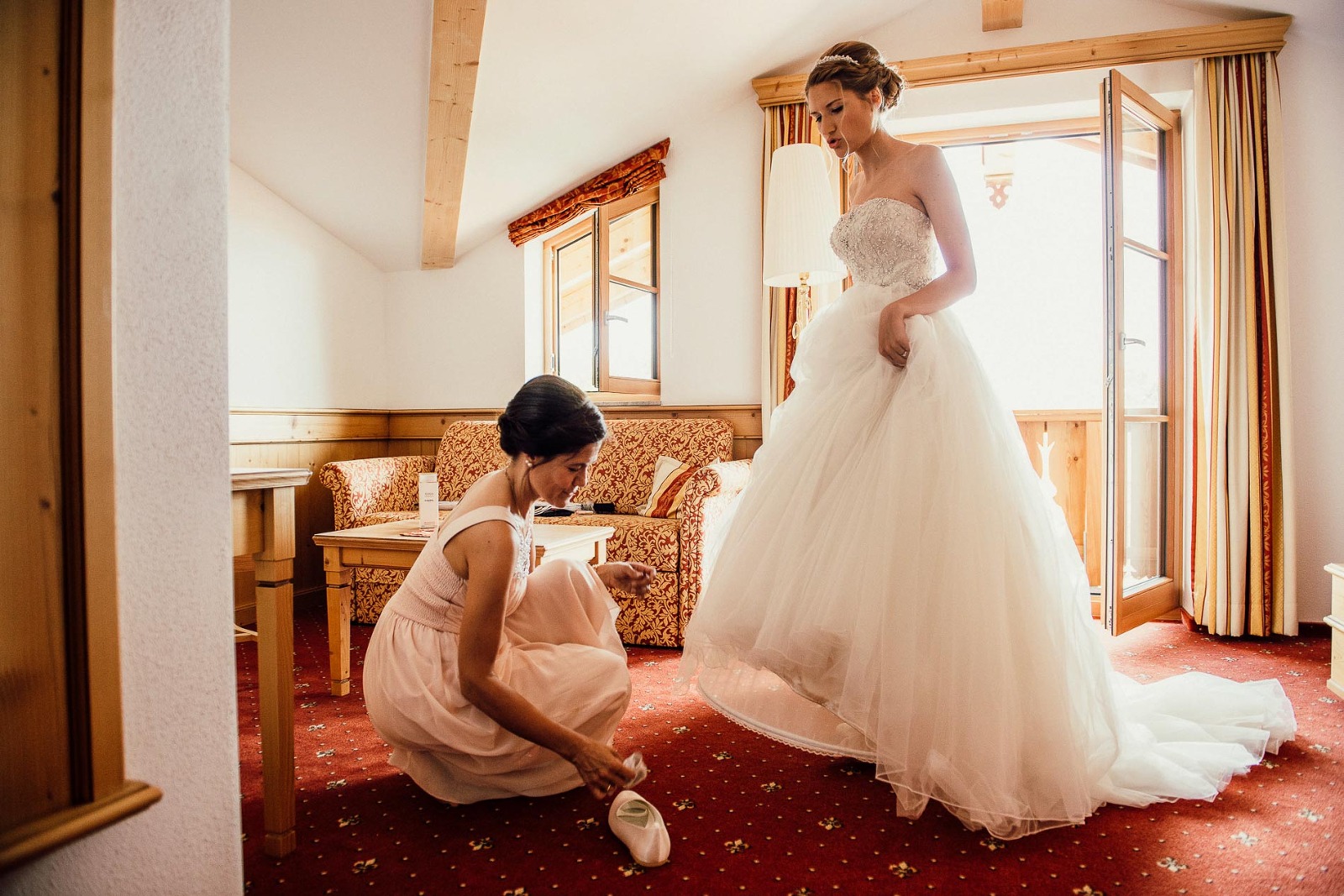 Fotograf Chiemsee Hochzeit, Braut und Brautmutter beim getting ready